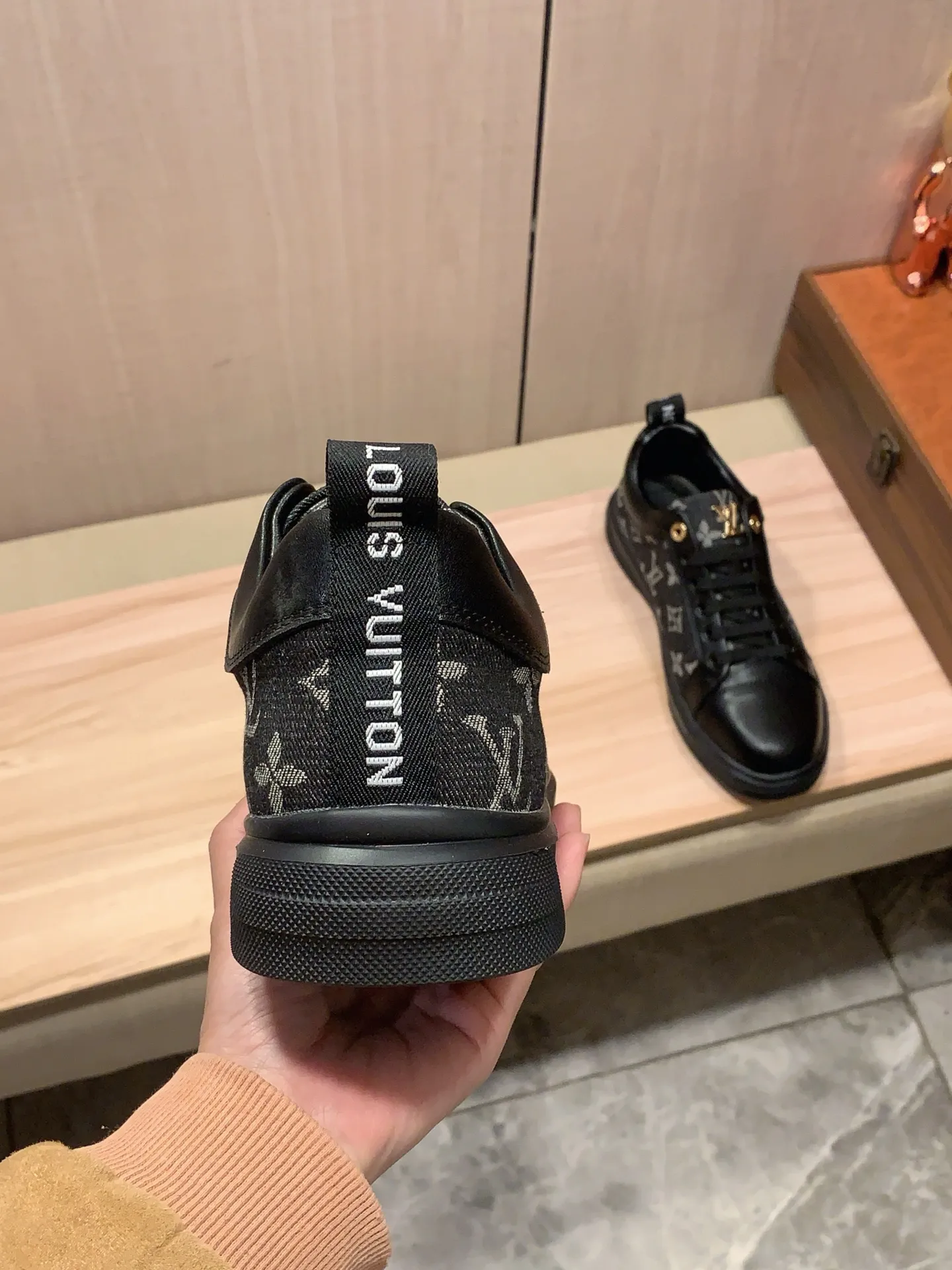 Men's Men's Shoes 💰420💰💰🎩🎩[Lightning][Lightning] "Lv*" The latest and most popular casual shoes, top brands [Seduce] Luxury ~ Purchasing Agency, Top ~ Quality. [Strong] The upper is made of imported breathable cowhide with material ➕ breathable sheepskin feet (•) and fine workmanship. The original stylish and stylish soft rubber wear-resistant and non-slip outsole is light and comfortable on the feet. The real thing looks better when photographed in person. 111: code: 38-44, 3️⃣ colors selected
